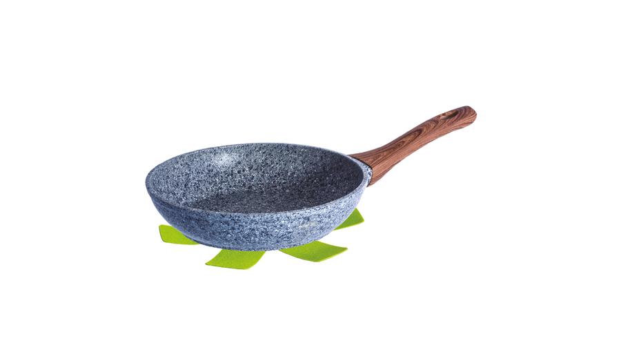 Serpenyő kő hatású márvány bevonattal, fa mintázatú nyéllel, 24 cm Serpenyő kő hatású márvány bevonattal, fa mintázatú nyéllel, 24 cm